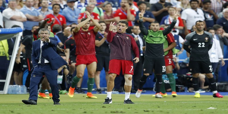 Hình ảnh Cristiano Ronaldo chỉ đạo ngoài đường biên trở thành biểu tượng Euro 2016